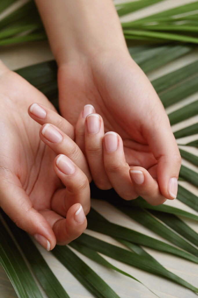 Weibliche Hände mit gesunden Fingernägel
